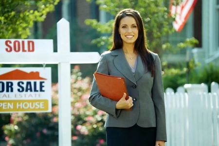 A Realtor: How They Help You Navigate the Real Estate Market